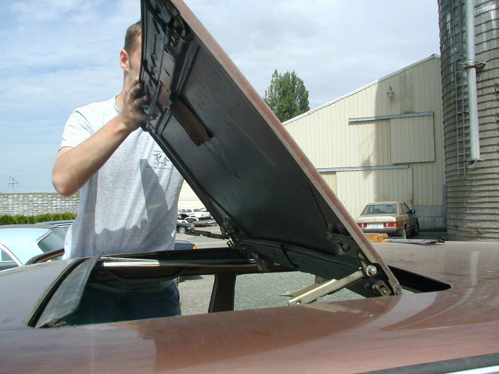 Malfunctioning NonTilting Sunroof Body and Exterior Trim Problem