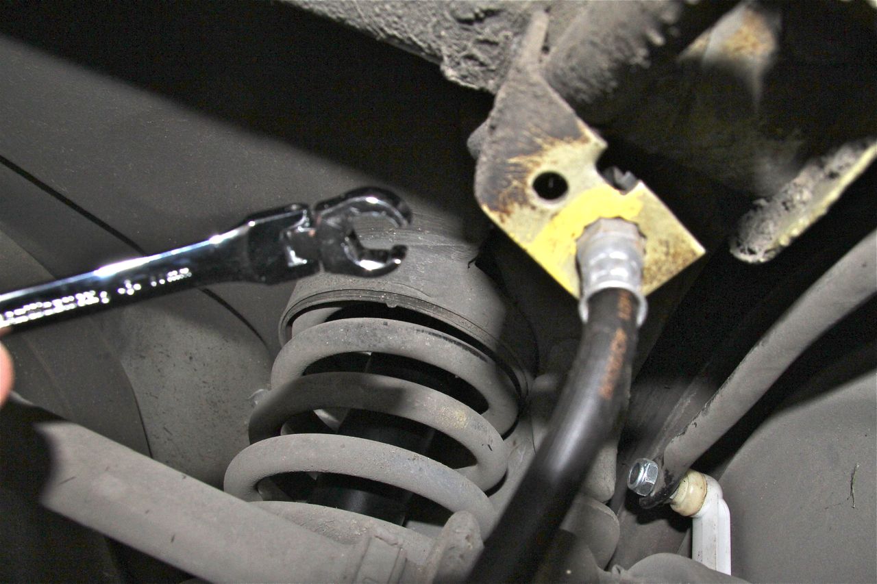 Air In Brake Lines – These Are The Symptoms And Solutions